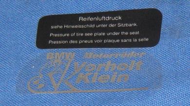 Hinweißschild RS links ab 78 Reifenluftdruck 